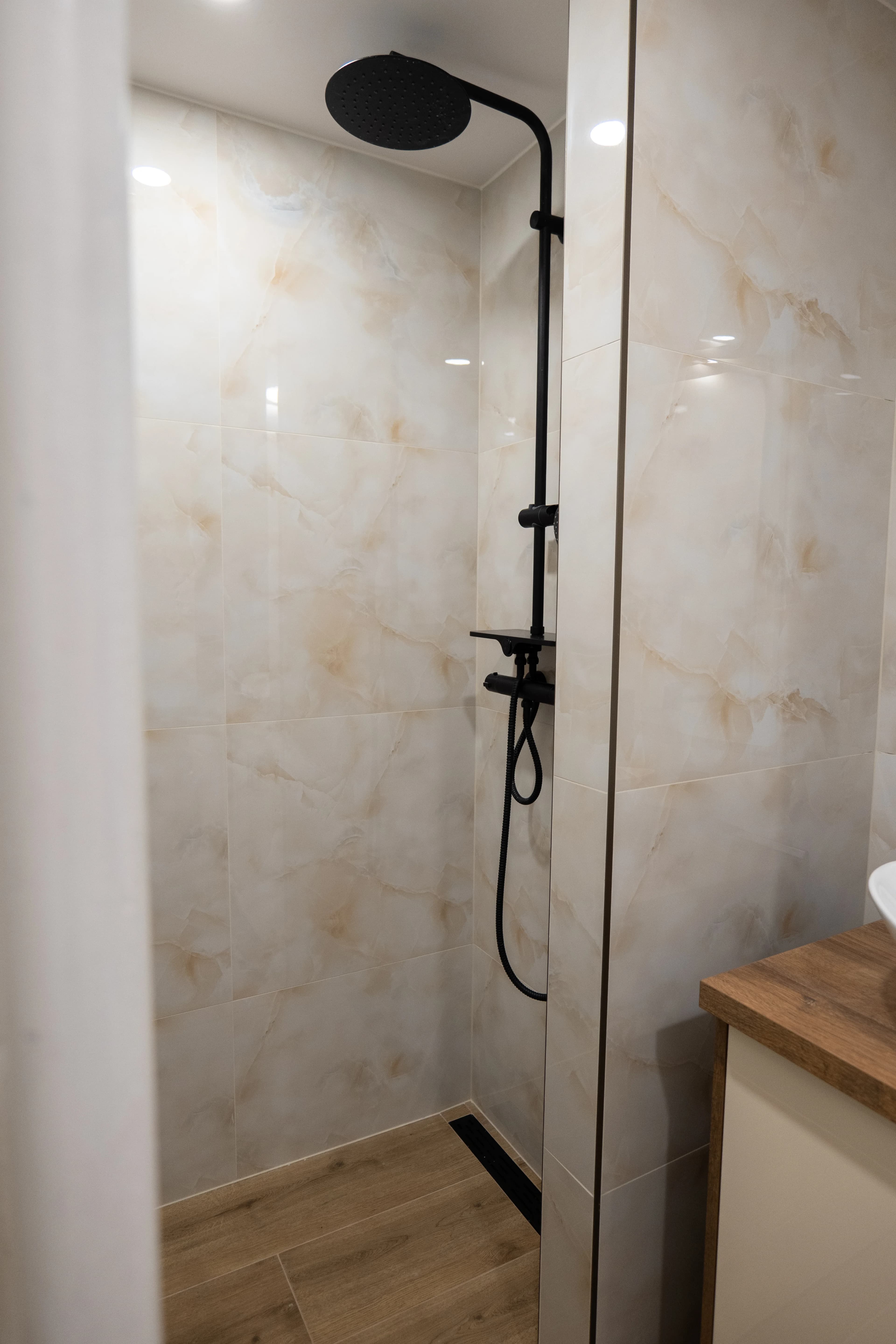 Moderná kancelária v minimalistickom štýle s elegantnými pracovnými stolmi a prírodnými materiálmi.
