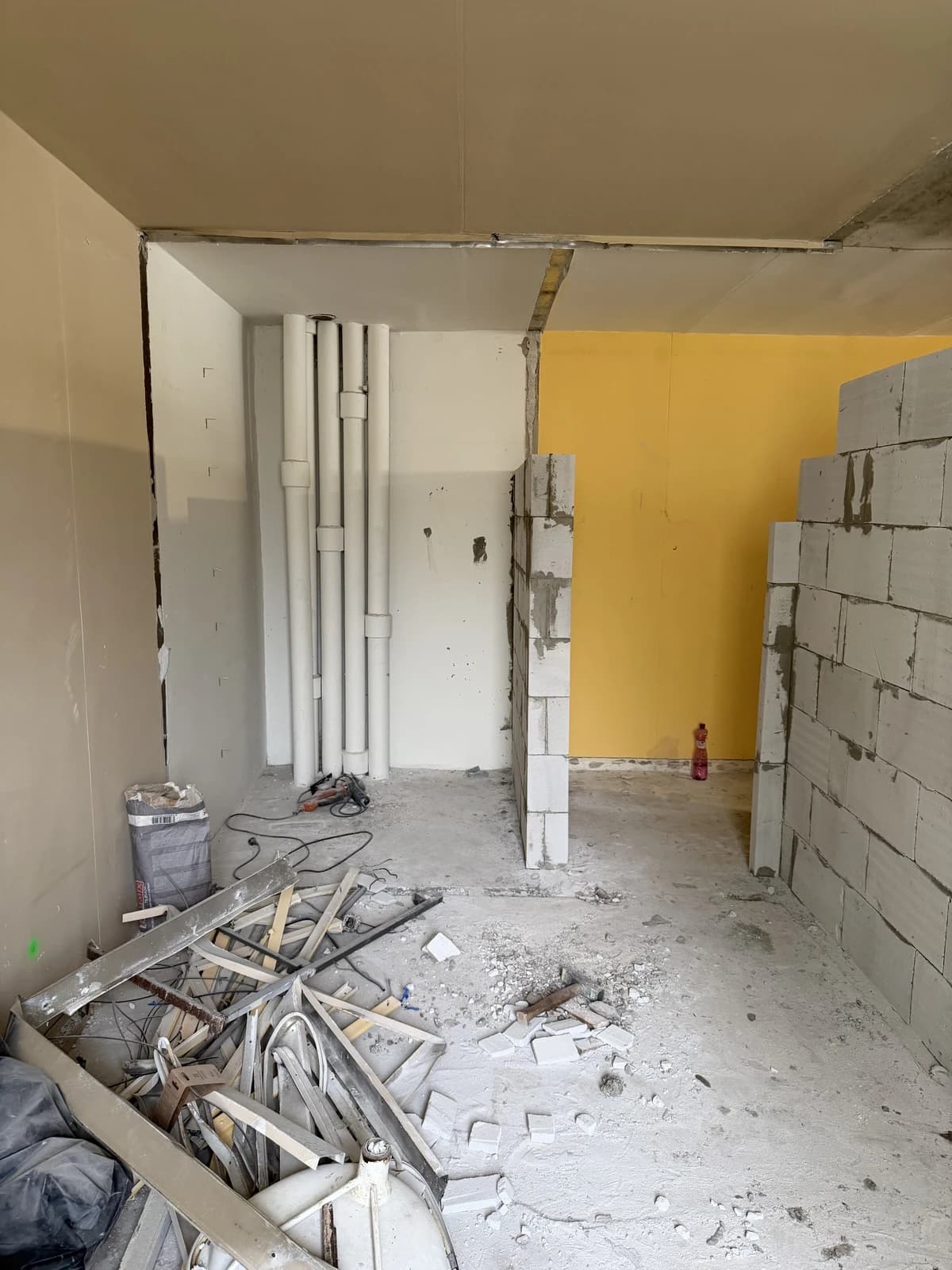 Moderný interiér bytu s čistými líniami, neutrálnou farebnou paletou a kvalitnými povrchovými úpravami.