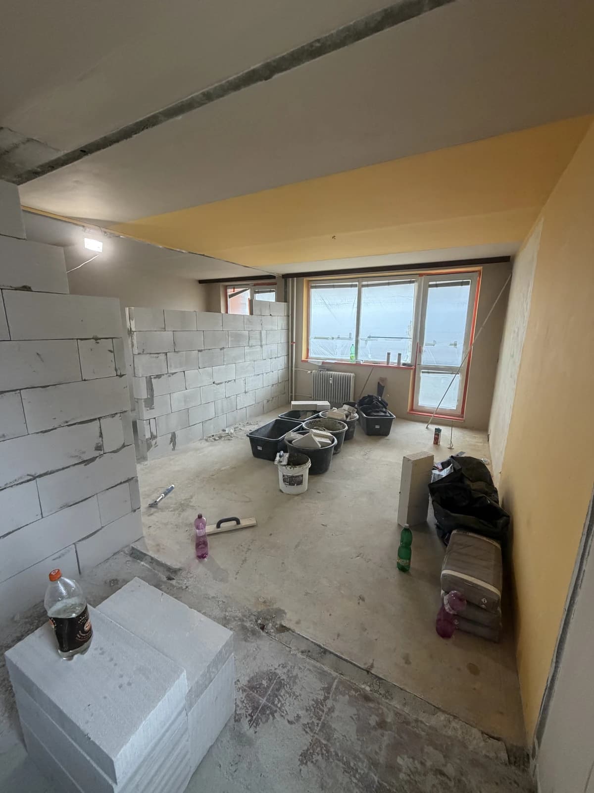 Moderný interiér bytu s čistými líniami, neutrálnou farebnou paletou a kvalitnými povrchovými úpravami.