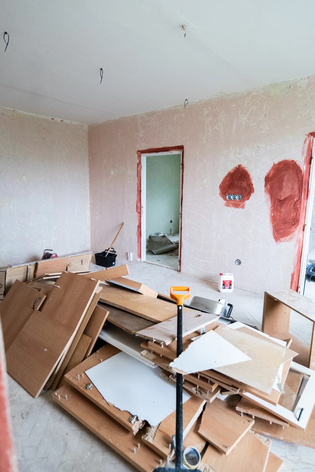 Štýlová tmavá kuchyňa s moderným osvetlením, zlatými akcentmi a elegantným jedálenským stolom.