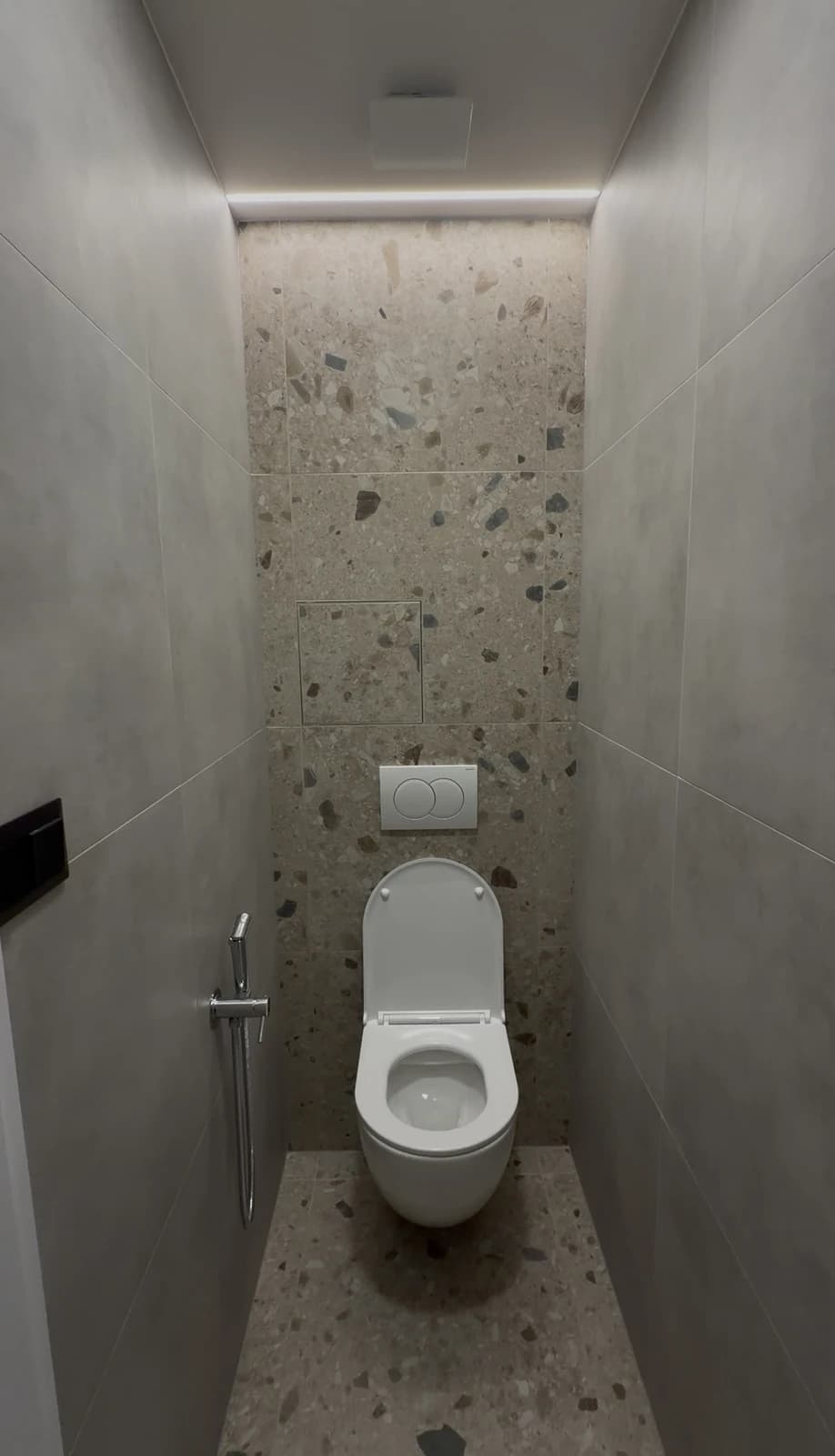 Moderný interiér bytu s čistými líniami, neutrálnou farebnou paletou a kvalitnými povrchovými úpravami.