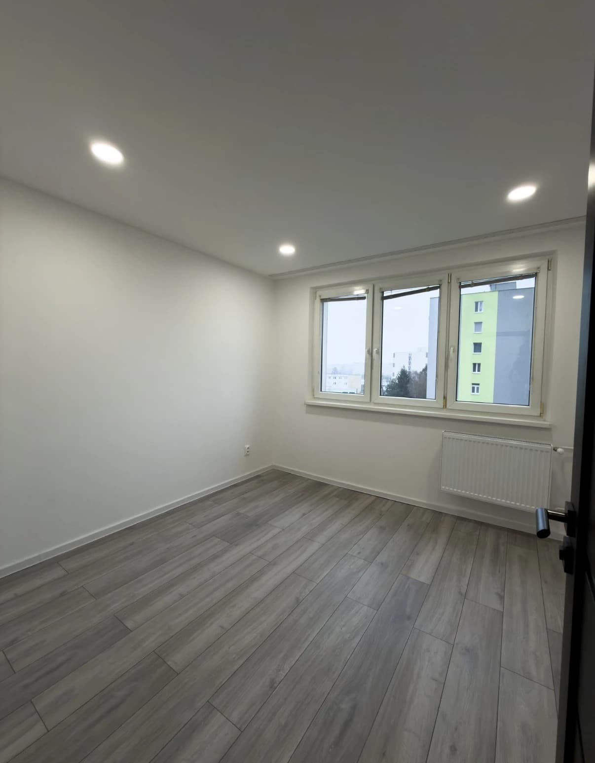 Moderný interiér bytu s čistými líniami, neutrálnou farebnou paletou a kvalitnými povrchovými úpravami.