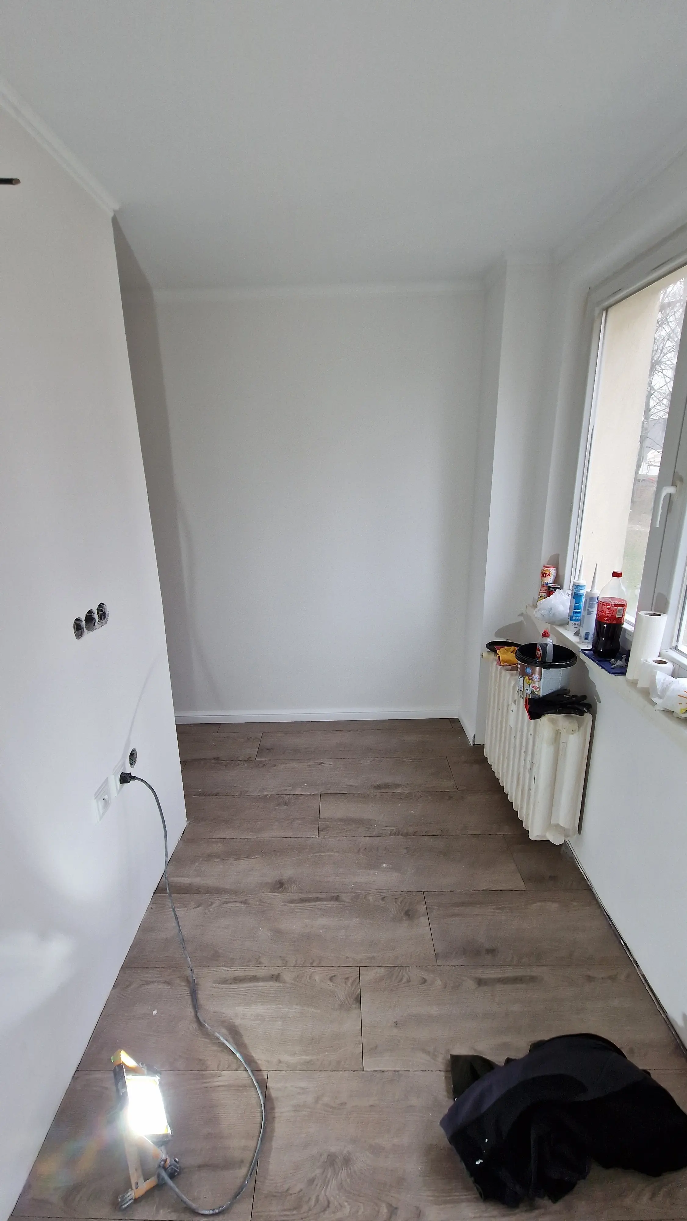 Moderná kancelária v minimalistickom štýle s elegantnými pracovnými stolmi a prírodnými materiálmi.