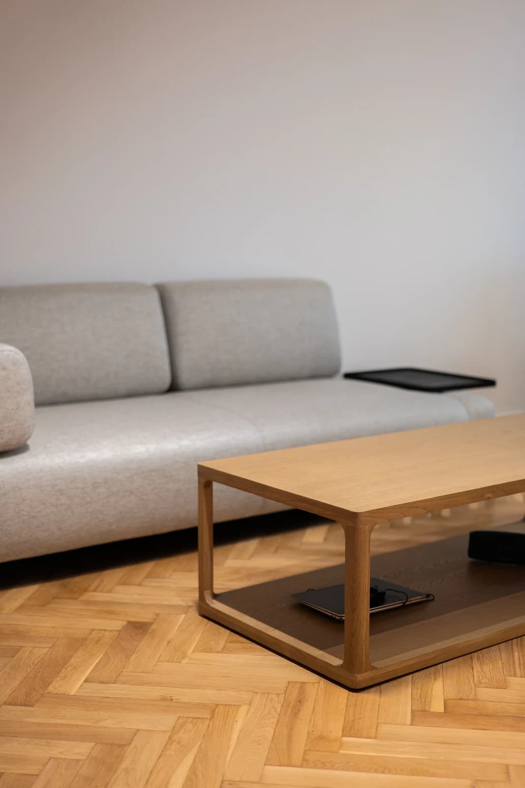 Štýlová tmavá kuchyňa s moderným osvetlením, zlatými akcentmi a elegantným jedálenským stolom.