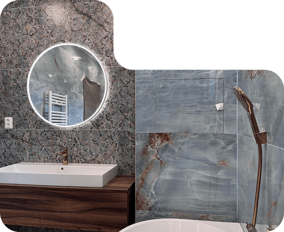 Elegantná obývačka v neutrálnych tónoch s bielou modernou sedačkou, okrúhlym dreveným konferenčným stolíkom a štýlovým doplnkovým stolíkom so zlatou lampou. Na stene sú dekoratívne kruhové svietidlá a v rohu miestnosti sa nachádza vysoká rastlina. Atmosféru dotvára textúrovaný koberec a pohodlné kreslo v teplom odtieni hnedej. Obrázok má kreatívne orezy so zaoblenými tvarmi.