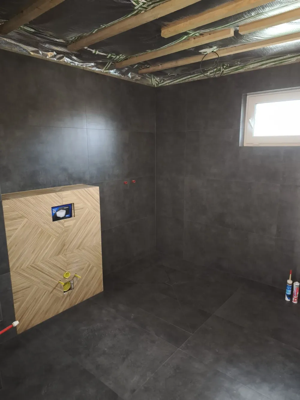 Moderná kancelária v minimalistickom štýle s elegantnými pracovnými stolmi a prírodnými materiálmi.