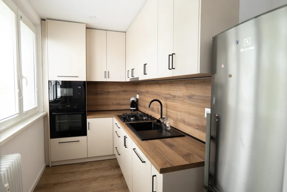 Moderná kancelária v minimalistickom štýle s elegantnými pracovnými stolmi a prírodnými materiálmi.