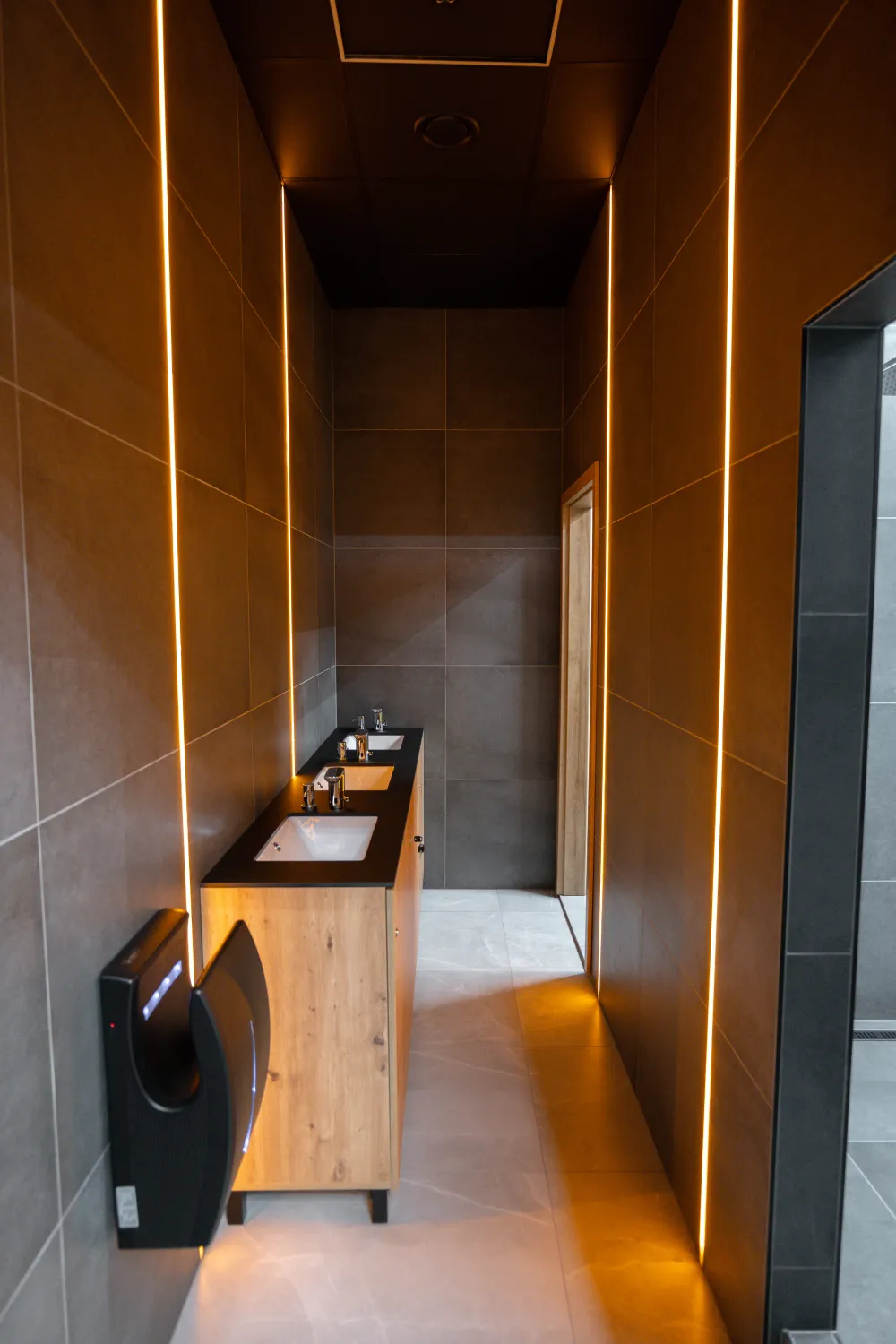 Moderná kancelária v minimalistickom štýle s elegantnými pracovnými stolmi a prírodnými materiálmi.