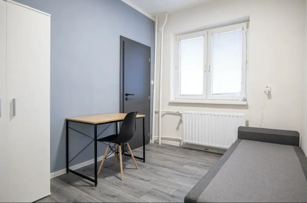 Rodinný dom s veľkou záhradou, moderným dizajnom a terasou na relaxáciu.
